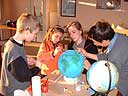 On peint un globe terrestre