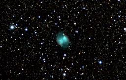La nbuleuse Dumbbell (M27). 9 poses de 30s  800 ISO avec une lunette de 60mm et un Canon 350D.