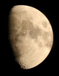 Dimanche 10 aot 2008, Altiport, astrophotographie. Ici la Lune avec une lunette de 60mm et un Canon 350D.