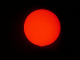 Le Soleil vu avec cet instrument. On voit plusieurs protubrances dont une norme en bas !